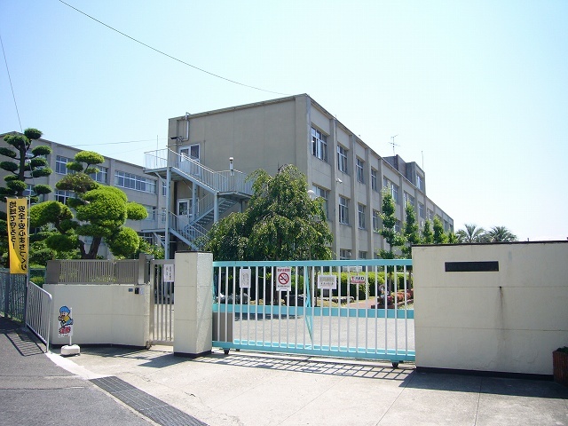 小学校　緑丘小学校（小学校）まで679m