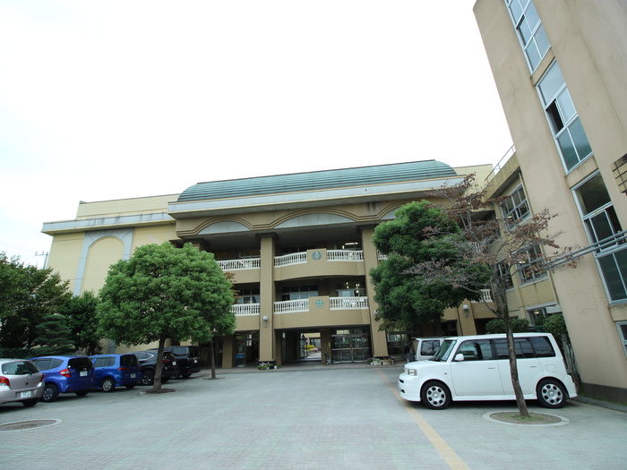 小学校　越谷市立越ヶ谷小学校（小学校）まで275m