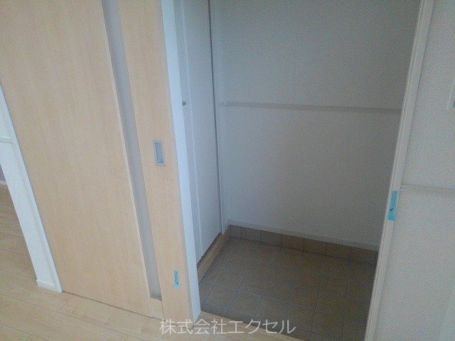 玄関　玄関収納付きです。