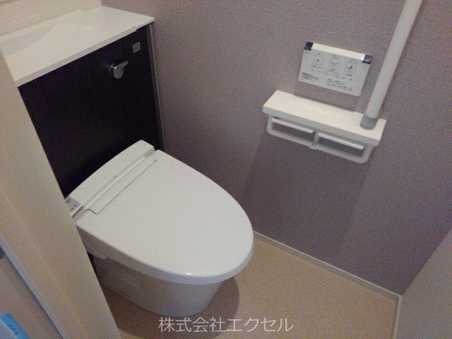 トイレ　温水洗浄便座完備です。