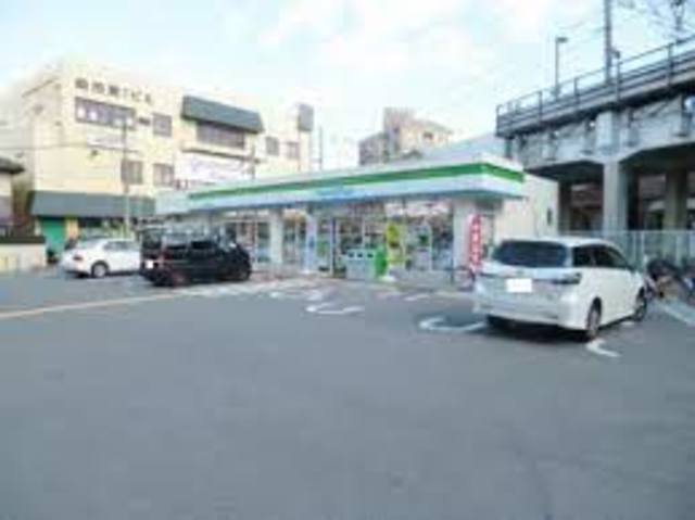 コンビニ　ファミリーマート忍ヶ丘駅前店（コンビニ）まで874m