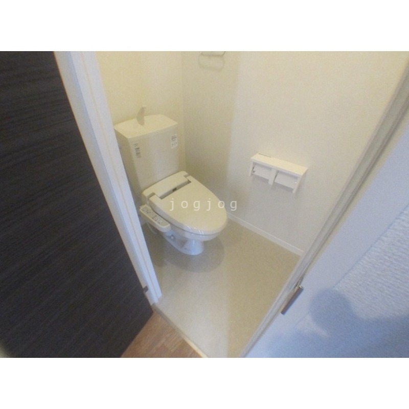 トイレ　嬉しい温水洗浄便座付きのトイレです。