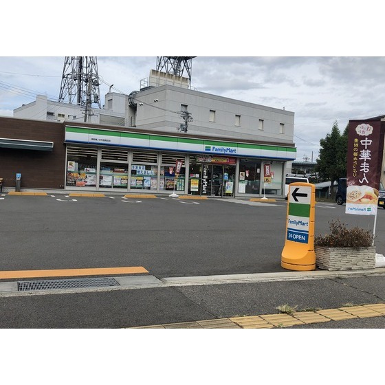 コンビニ　ファミリーマート長野篠ノ井布施高（コンビニ）まで744m