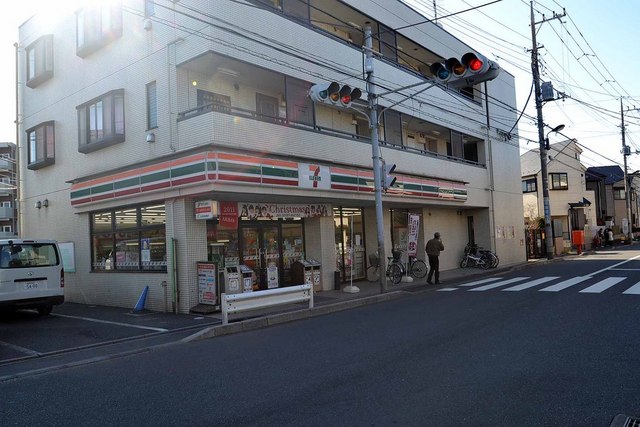 コンビニ　セブンイレブン（コンビニ）まで300m