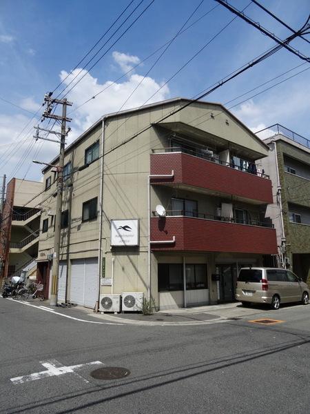 建物外観　★鉄骨造の３階建★