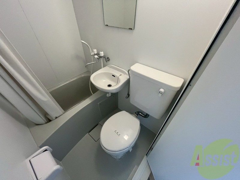 トイレ　ユニットバス内のトイレです。一人暮らしなら十分ですね。