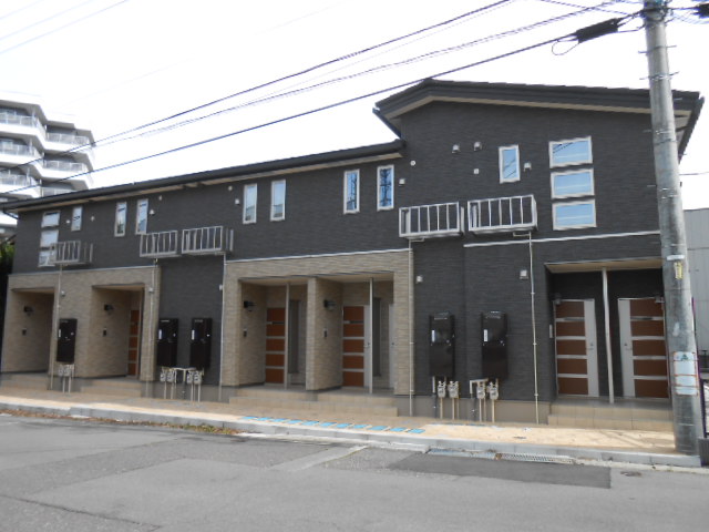 建物外観　建物玄関側（北面）を北北西方向より撮影
