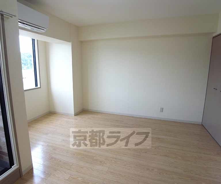 居室・リビング　窓の大きな北向きの柔らかい光が沢山入るお部屋