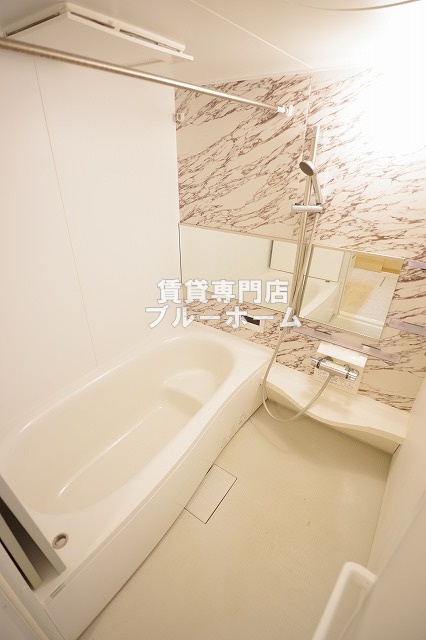 バス・シャワールーム　一坪タイプ！浴室乾燥機・追い炊き機能付きのお風呂です！