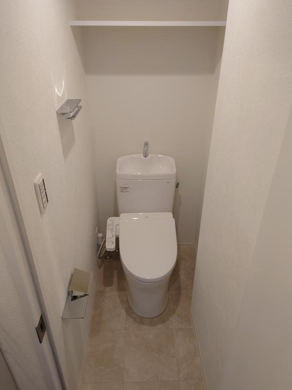 トイレ　落ち着いた色調のトイレです