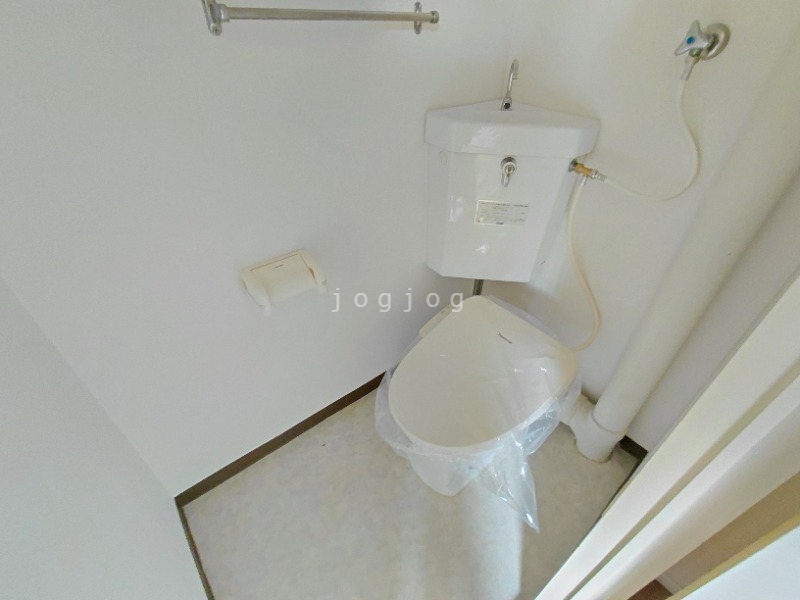 トイレ　嬉しい温水洗浄便座付きのトイレです。