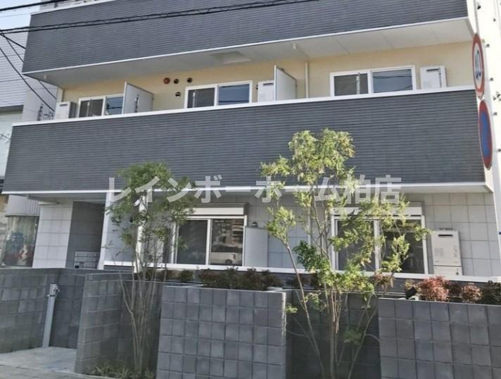 エントランス　落ち着いたエントランスです