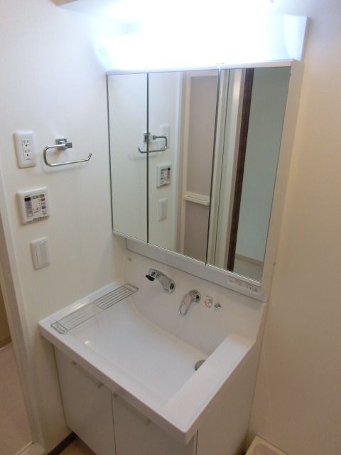 洗面設備　掃除にも便利なシャンプードレッサー