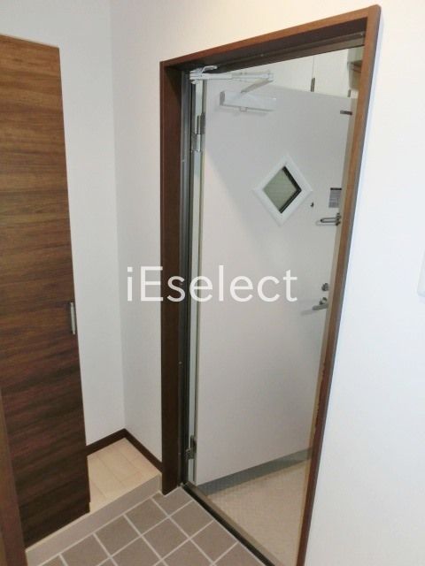 玄関　玄関にはシューズボックスあります。