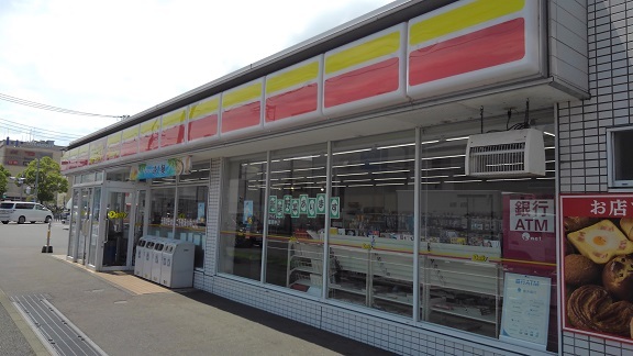 コンビニ　デイリーヤマザキ（コンビニ）まで800m