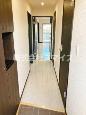 玄関　写真は反転タイプのお部屋です。
