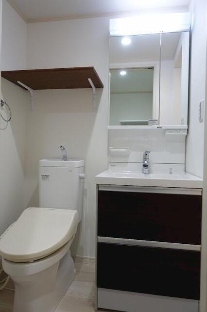 トイレ　同建物別部屋参考独立洗面台が標準装備！朝の身…