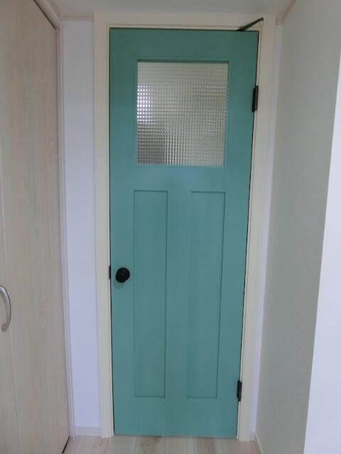 その他設備　同建物別部屋参考オリジナルカラーのドアを使用…