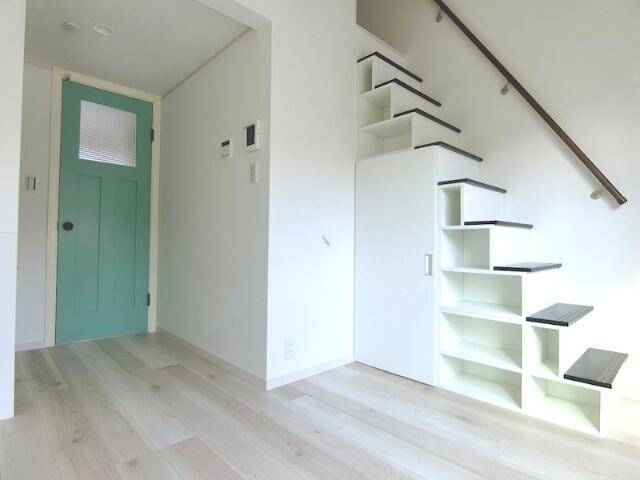 居室・リビング　同建物別部屋参考 白が基調の明るい室内は、ドア…