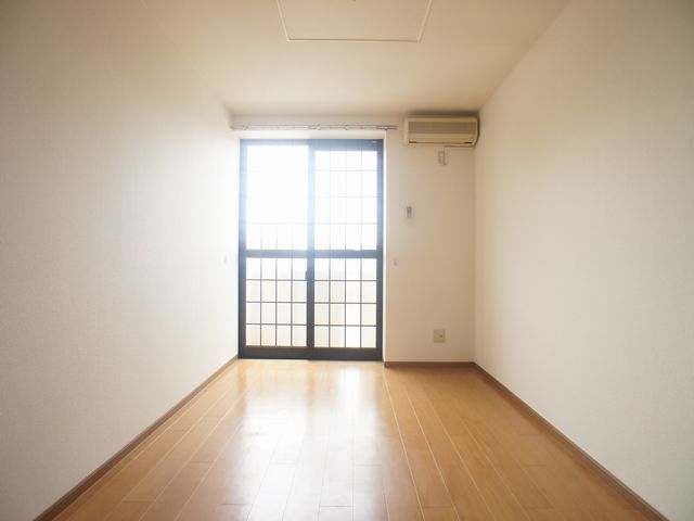 居室・リビング　快適に過ごせるエアコンが付いています♪