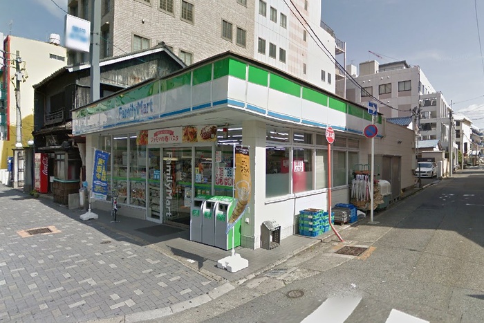 コンビニ　ファミリーマート新栄２丁目店（コンビニ）まで104m