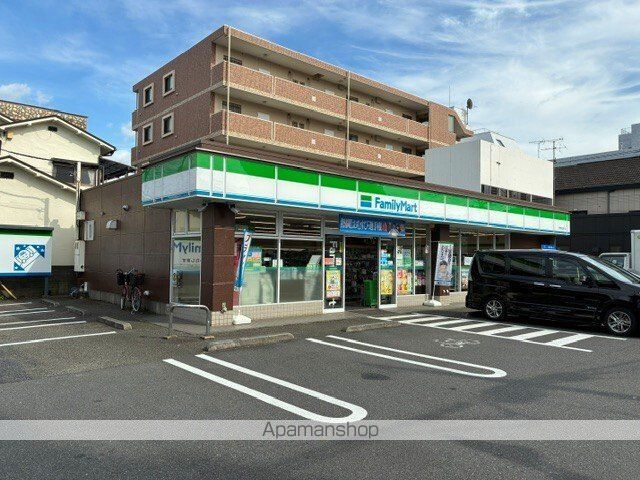 コンビニ　ファミリーマート（コンビニ）まで50m