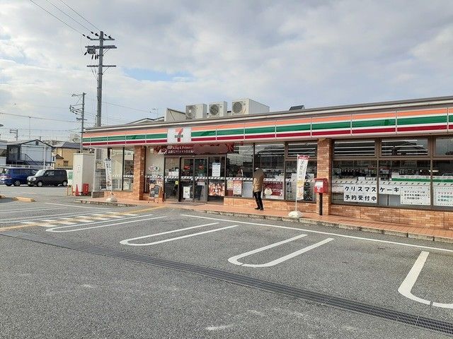 コンビニ　セブンイレブン（コンビニ）まで32m