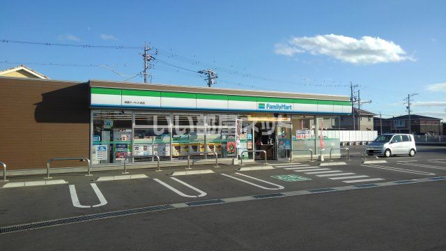 コンビニ　ファミリーマート 鈴鹿サーキット前店（コンビニ）まで585m