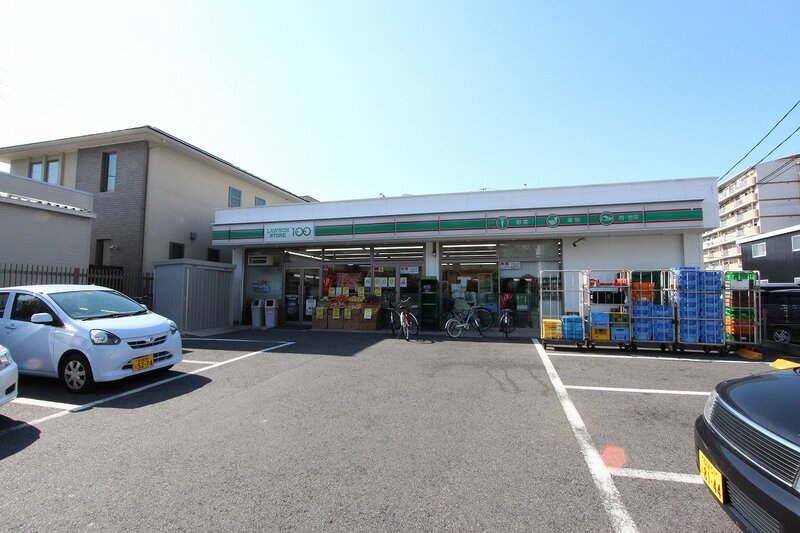 コンビニ　ローソンストア100中川中郷店（コンビニ）まで262m