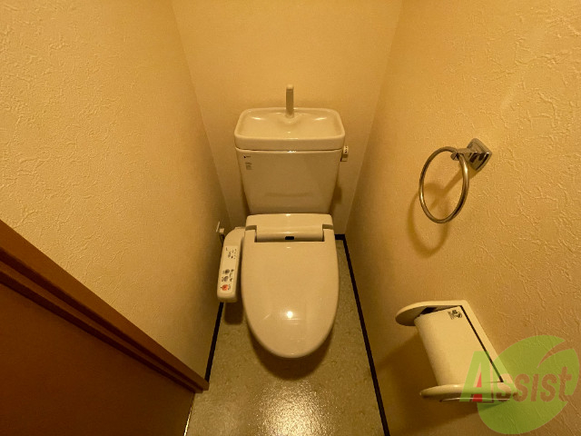 トイレ　トイレはウォシュレット機能付きです。安心して使用できますね。
