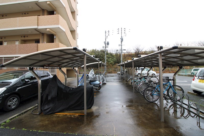 その他共有部分　屋根付き駐輪場で雨の日も安心です。