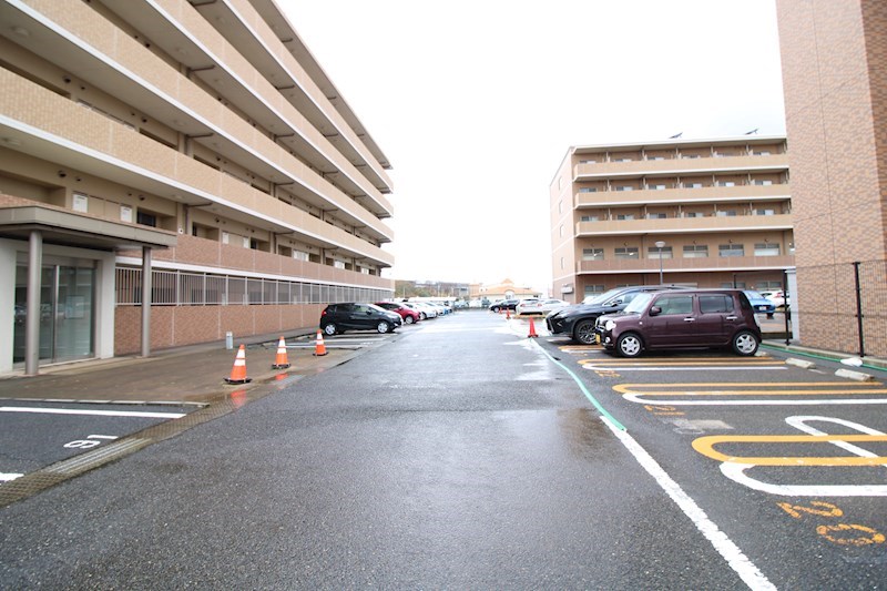駐車場　敷地内駐車場が広々しており、駐車しやすいです。