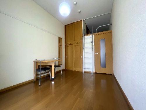 居室・リビング　高さもあり広々とした綺麗なお部屋です。
