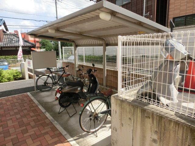 その他共有部分　敷地内屋根付き駐輪場です