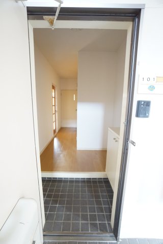 玄関　※同物件・同タイプの写真です。