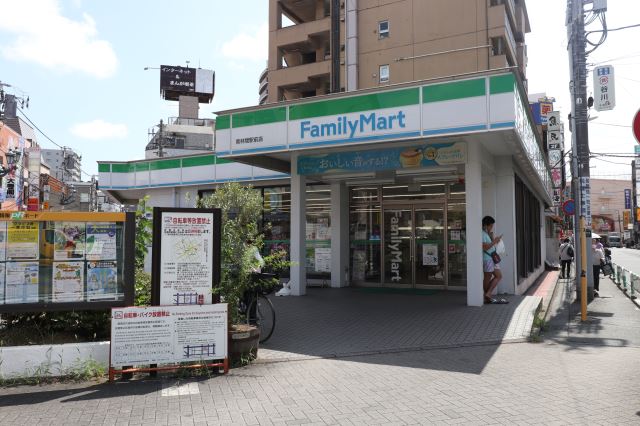 コンビニ　ファミリーマート（コンビニ）まで140m