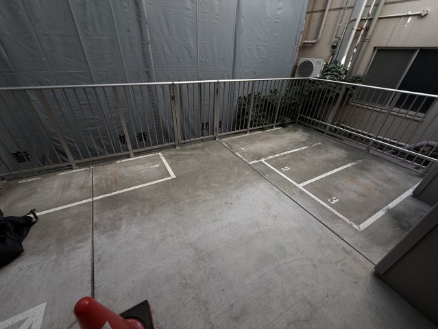 駐車場　同物件別部屋写真