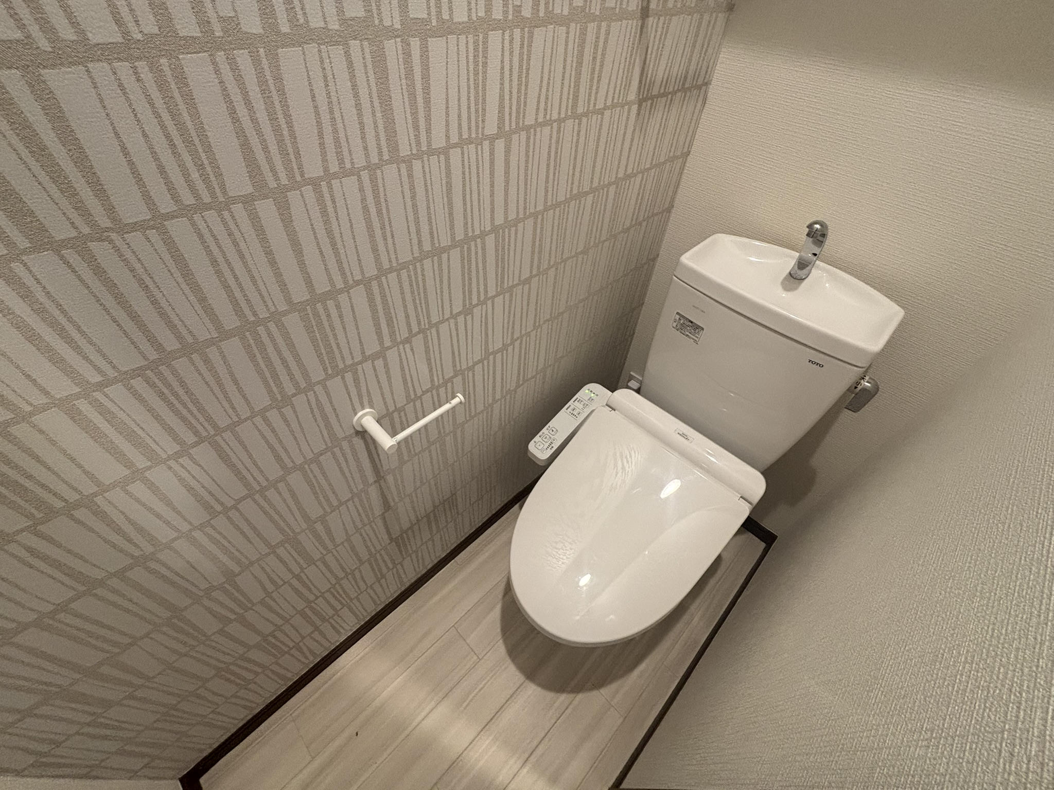 仙台市地下鉄東西線 薬師堂駅 徒歩8分 3階建 築5年のトイレ写真