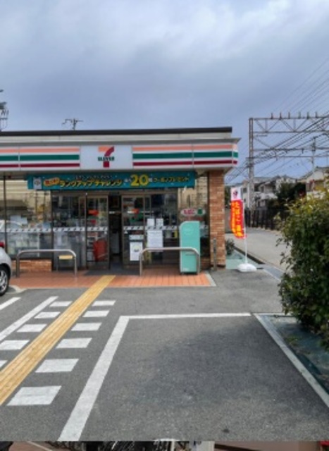 コンビニ　セブンイレブン初芝駅東店（コンビニ）まで149m