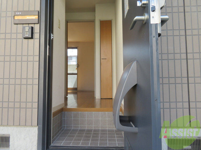 玄関　玄関の様子です。明るい印象ですね。気分もあがりそう。