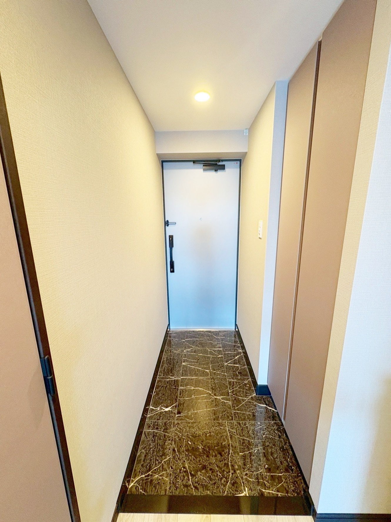 玄関　※別部屋参考写真