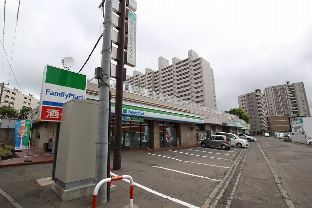 コンビニ　ファミリーマート札幌平岸5条店（コンビニ）まで580m