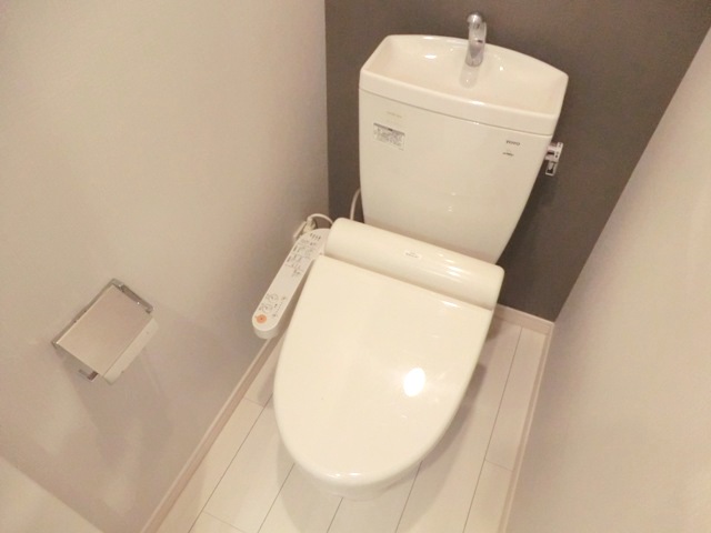 トイレ　★温水洗浄便座付きのトイレです。★