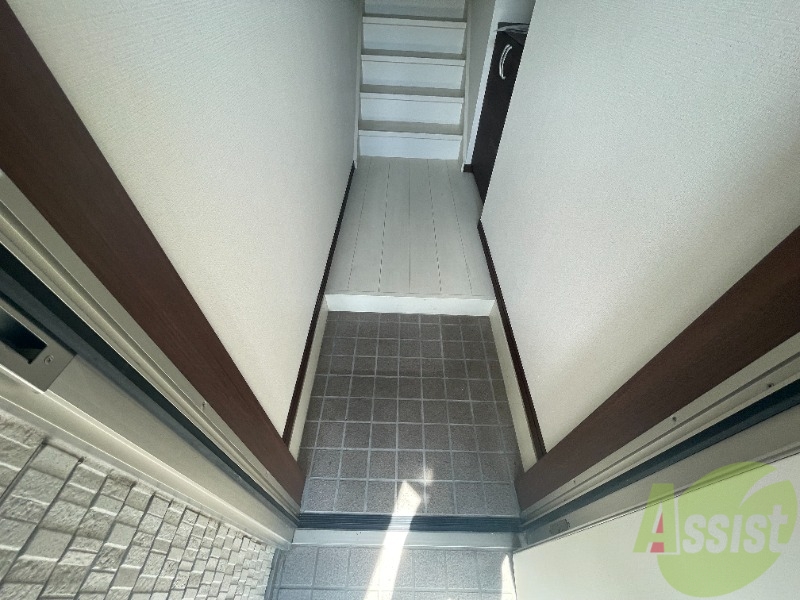 玄関　玄関から撮影しました。内階段でお部屋が見えにくいです。