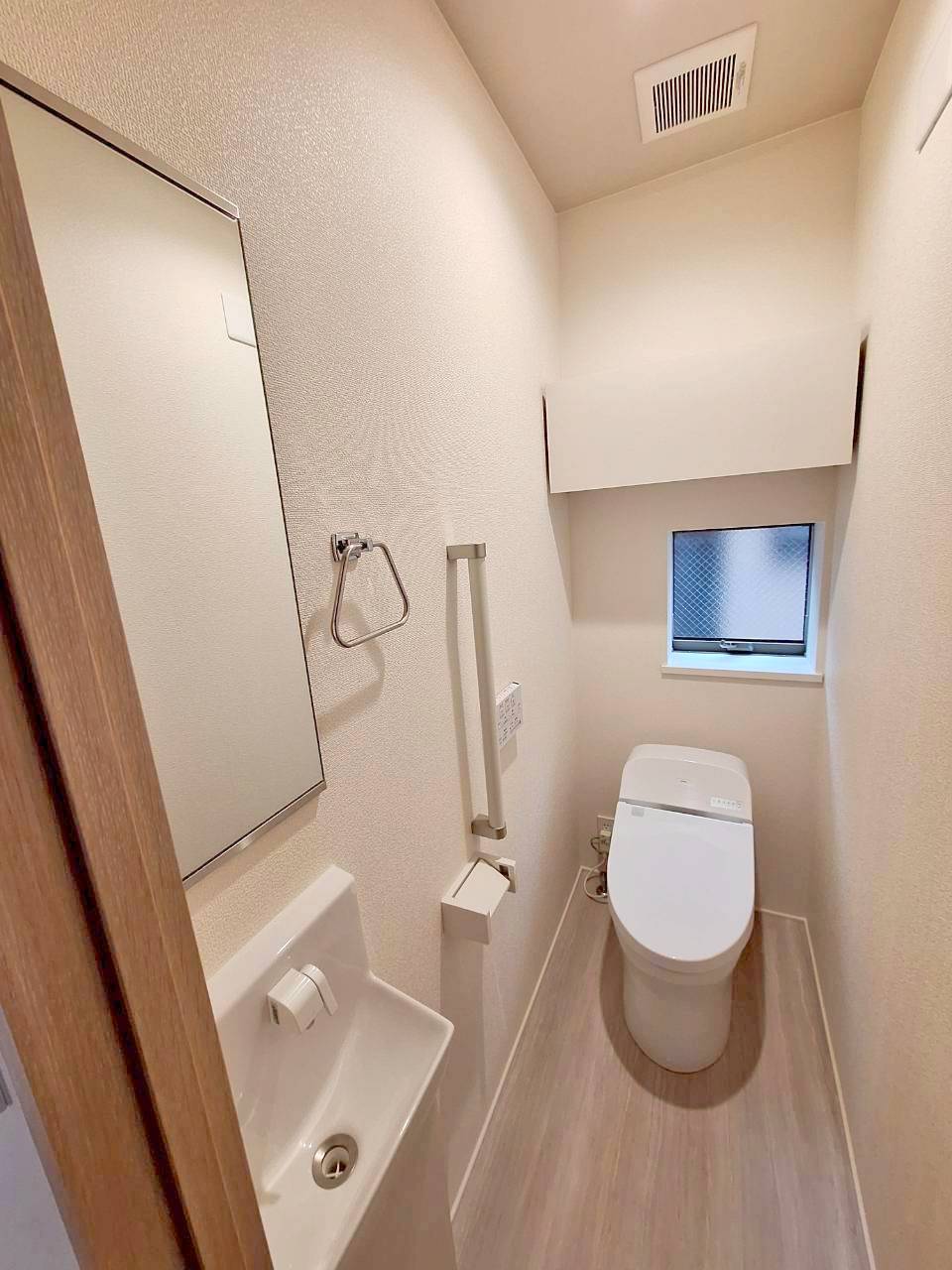 トイレ　★２階にもトイレあり♪温水洗浄便座付き★