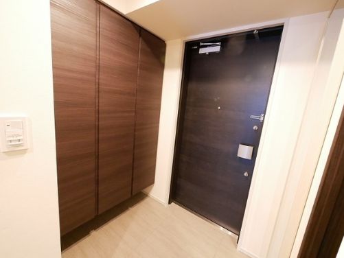コンフォリア新宿イーストサイドタワーの玄関写真