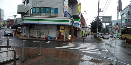 コンビニ　ファミリーマート 東戸塚駅東口店（コンビニ）まで1013m
