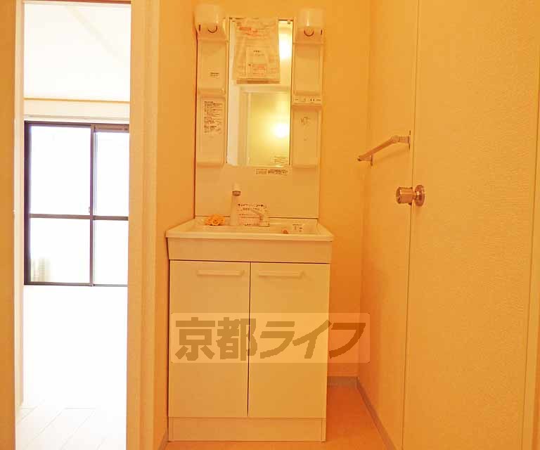 洗面設備　綺麗な独立洗面台です。
