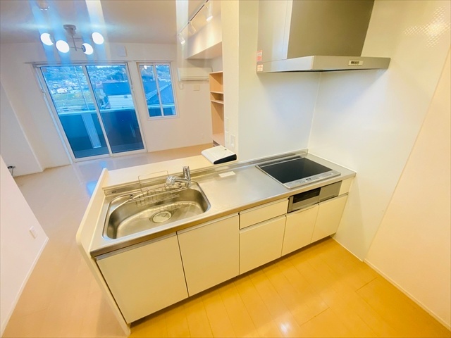 キッチン　同一建物内３０５号室内装写真転載