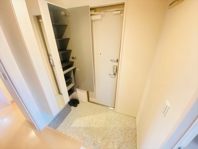 玄関　同一建物内３０５号室内装写真転載